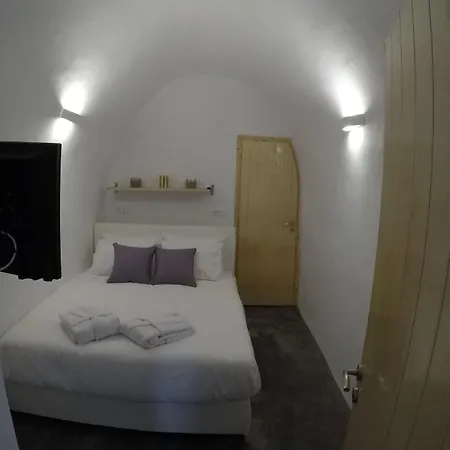 Akron Cliff סנטוריני