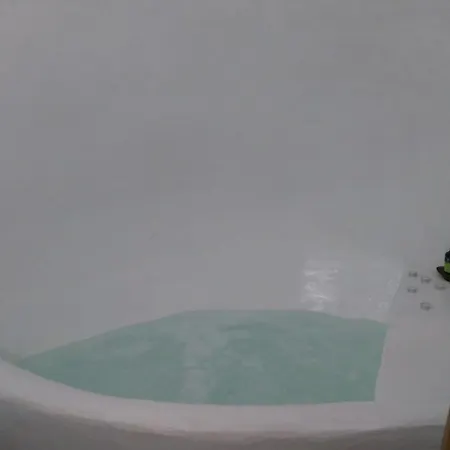 Akron Cliff فيلة ثيرا